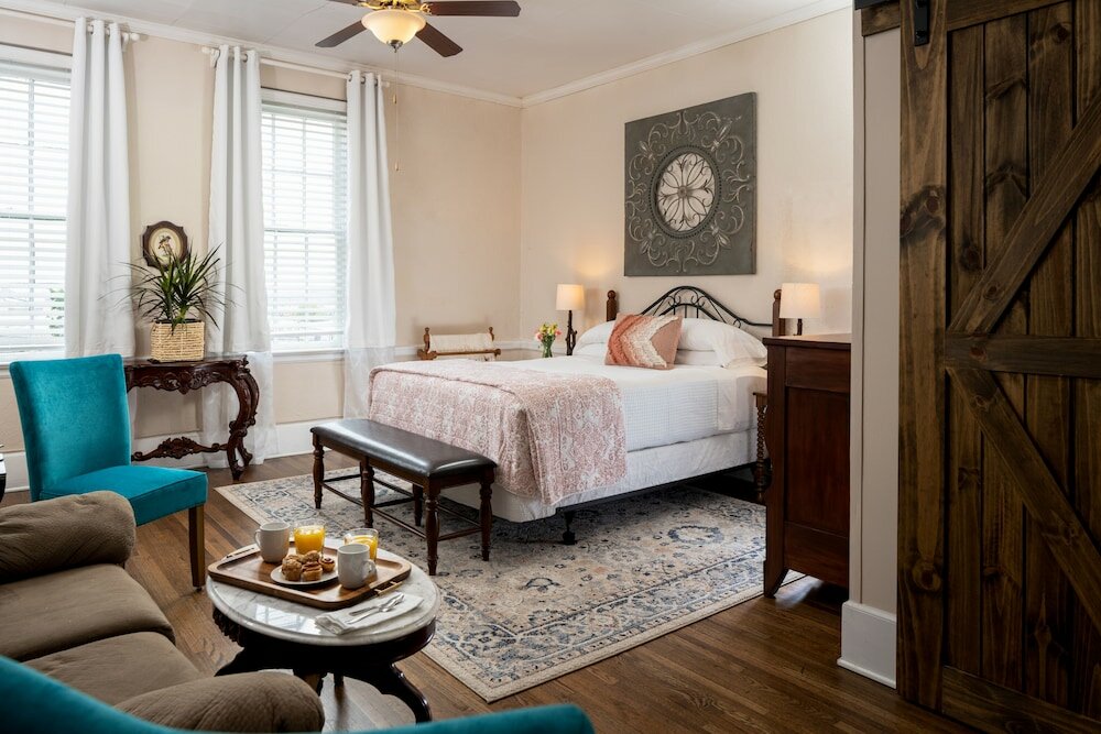 Фото Magnolia Manor and Chapel