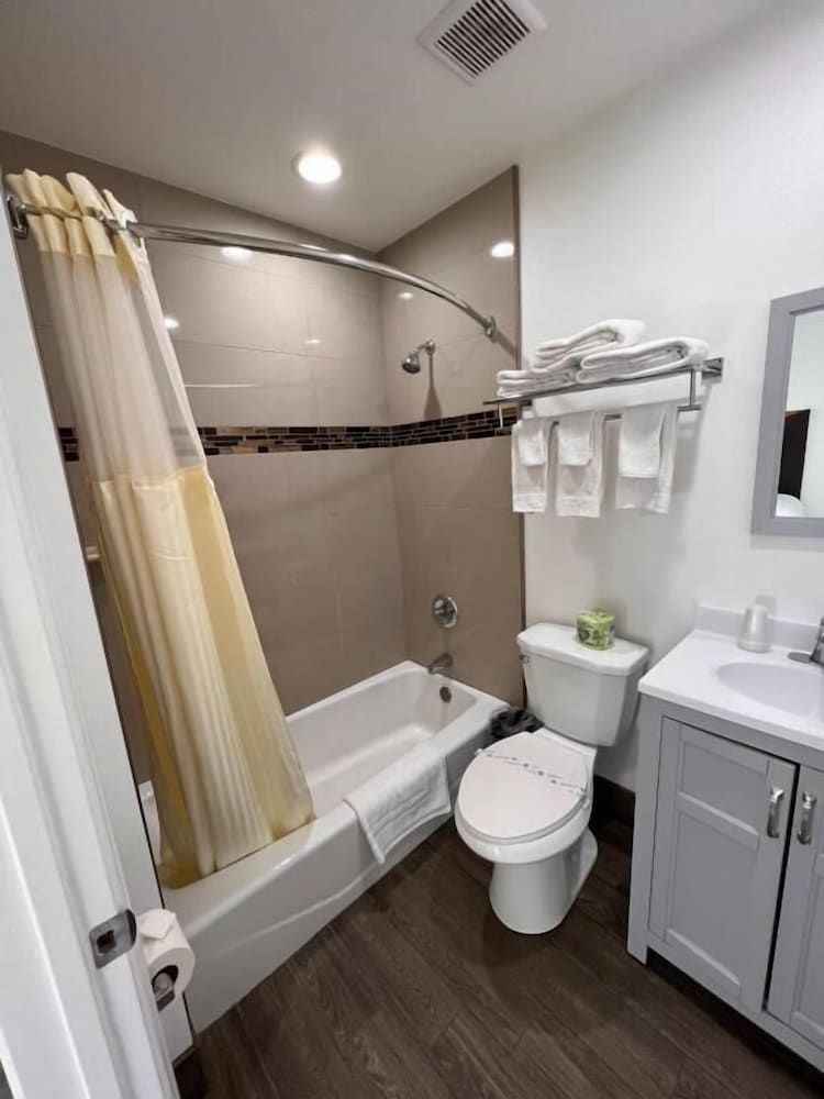 Фото Town and Country Inn