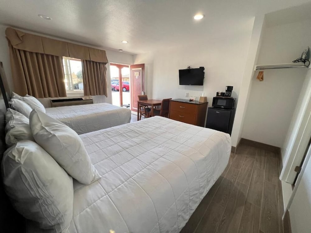 Фото Town and Country Inn