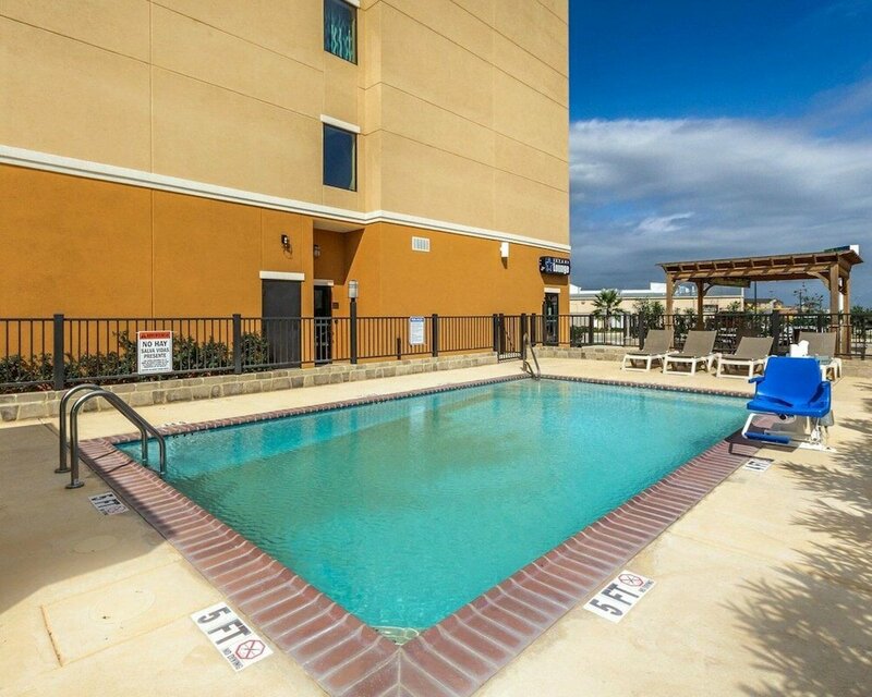 Гостиница Comfort Suites Cotulla near I-35