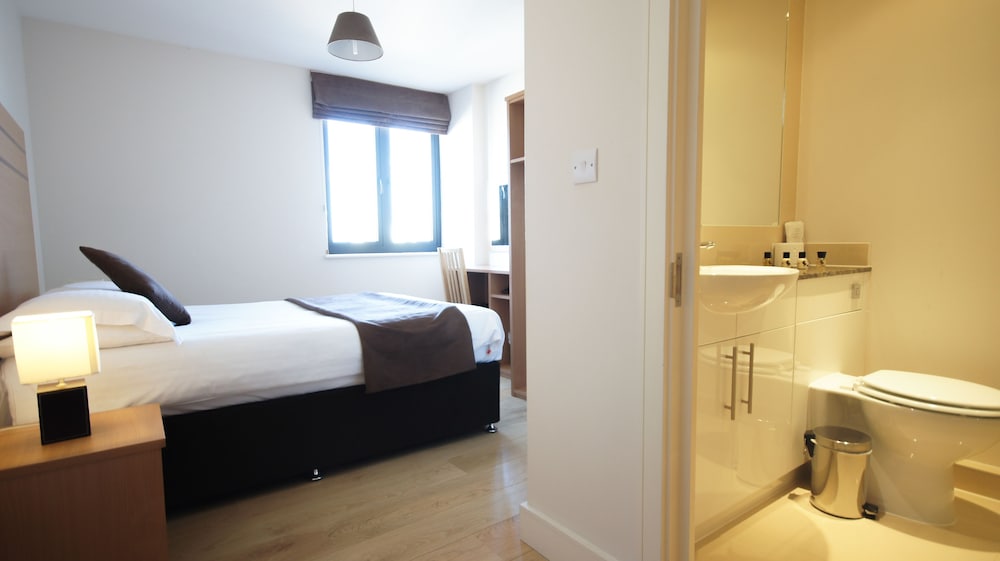 Фото Crompton House Apartments