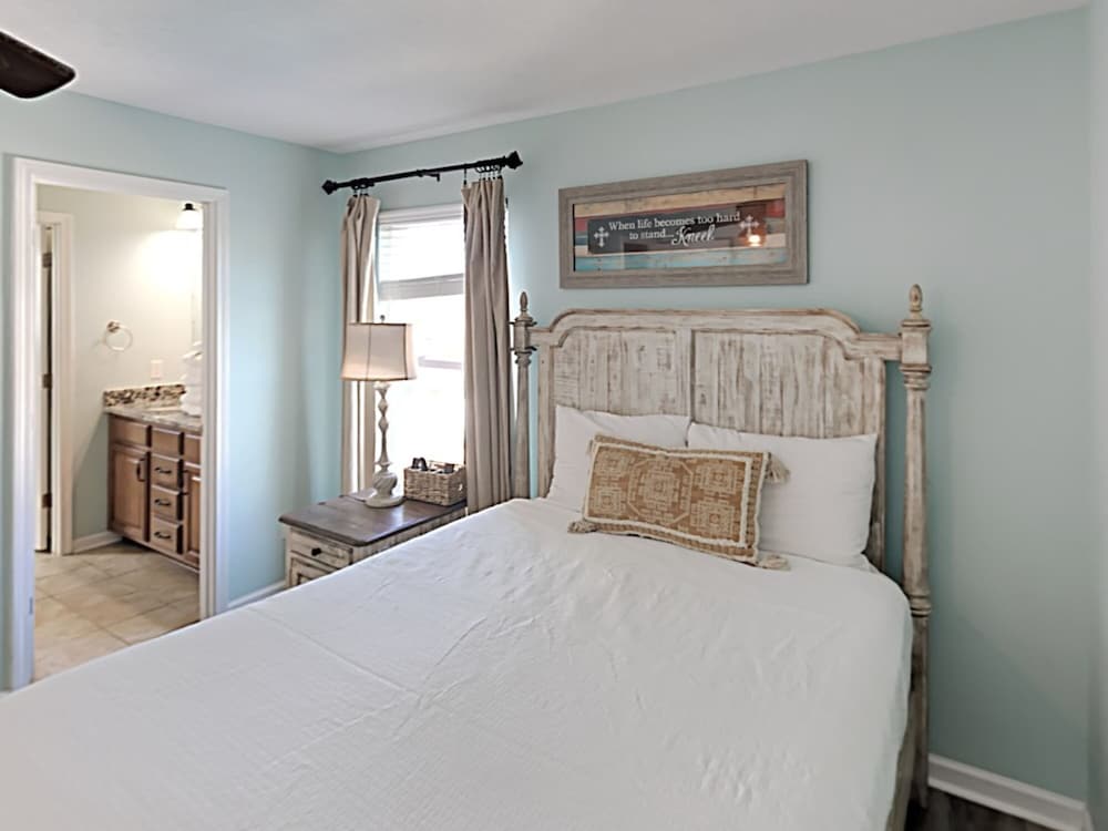 Фото Breezy Blue Cottage