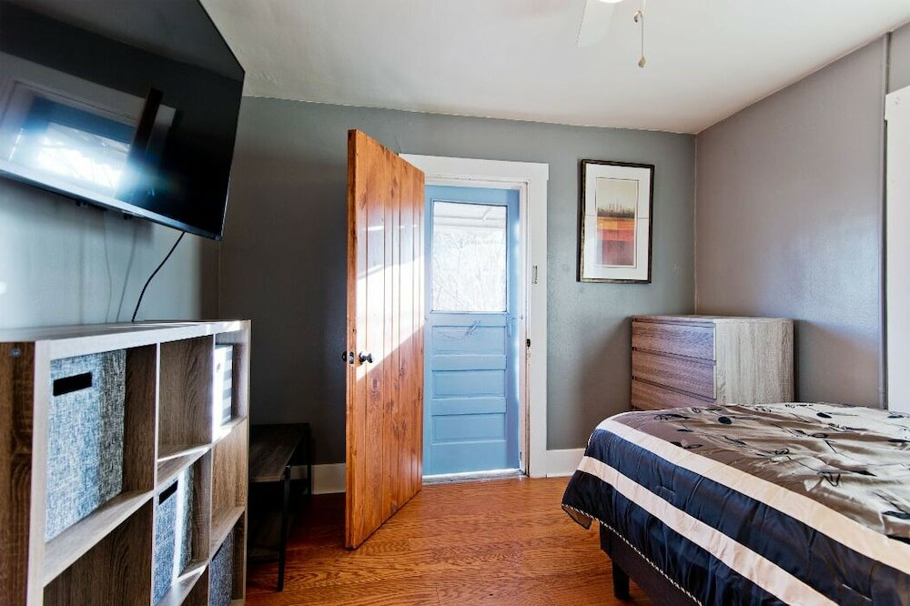 Фото Amazing 5 Bedroom Downtown Ferndale House