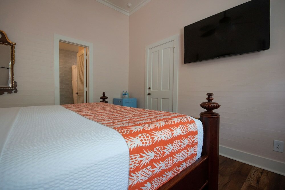 Фото The Porch on Frances Inn