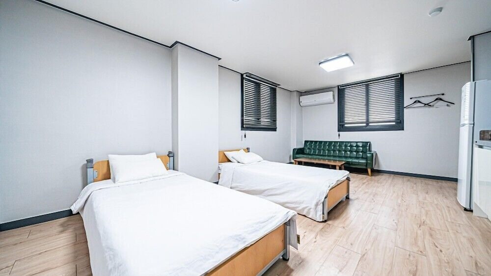 Фото Geoje Hotel Deluxe and Guest House