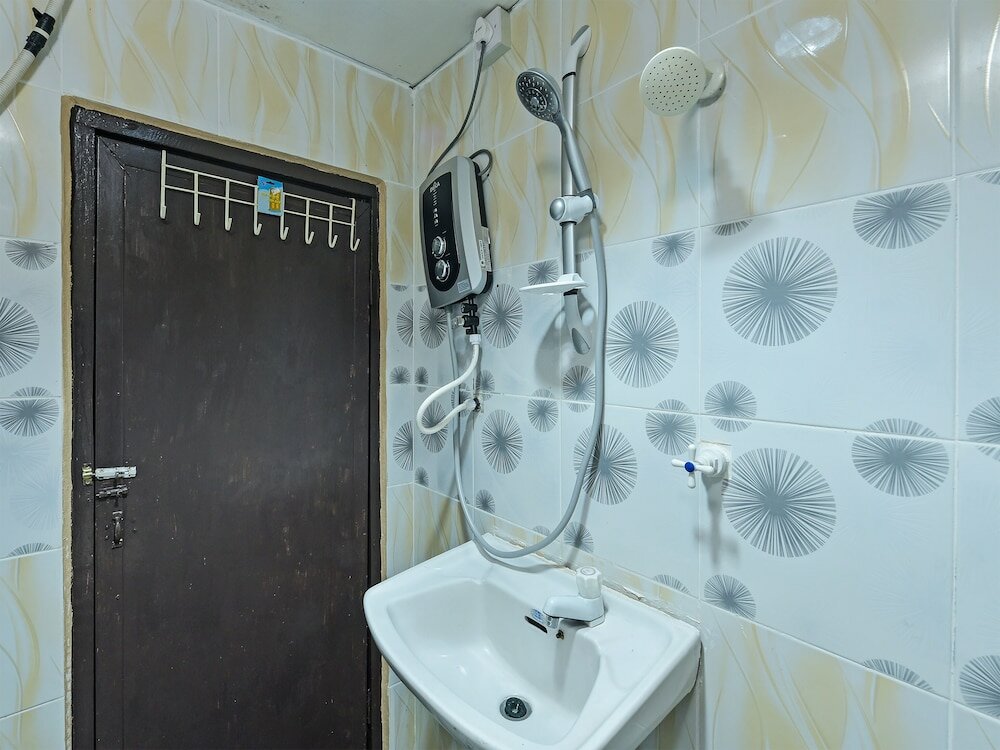 Фото Super Oyo Capital O 90659 Raintown Timbers Hotel