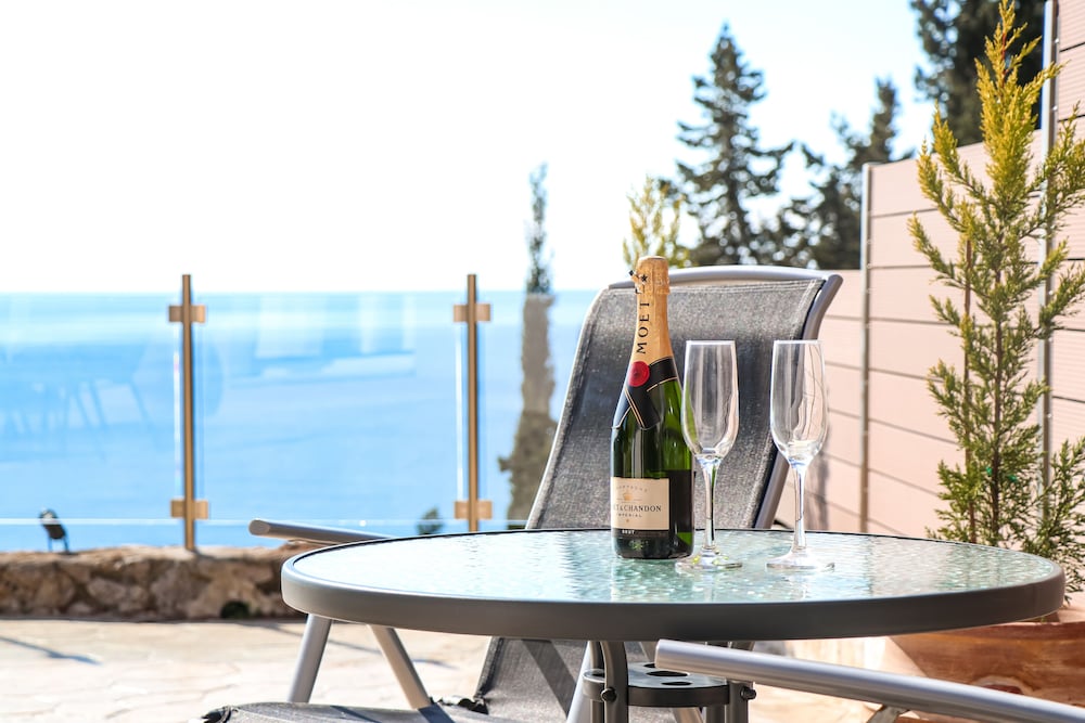 Фото Noir Luxury Suite by CorfuEscapes