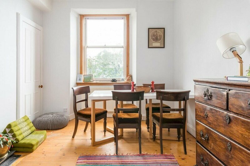 Гостиница 425 Quirky and Charming 2 Bedroom Seaside Apartment in Portobello в Эдинбурге