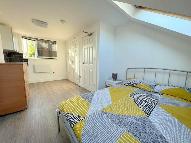 Гостиница New 5-bed & 4 Bathroom House in Croydon