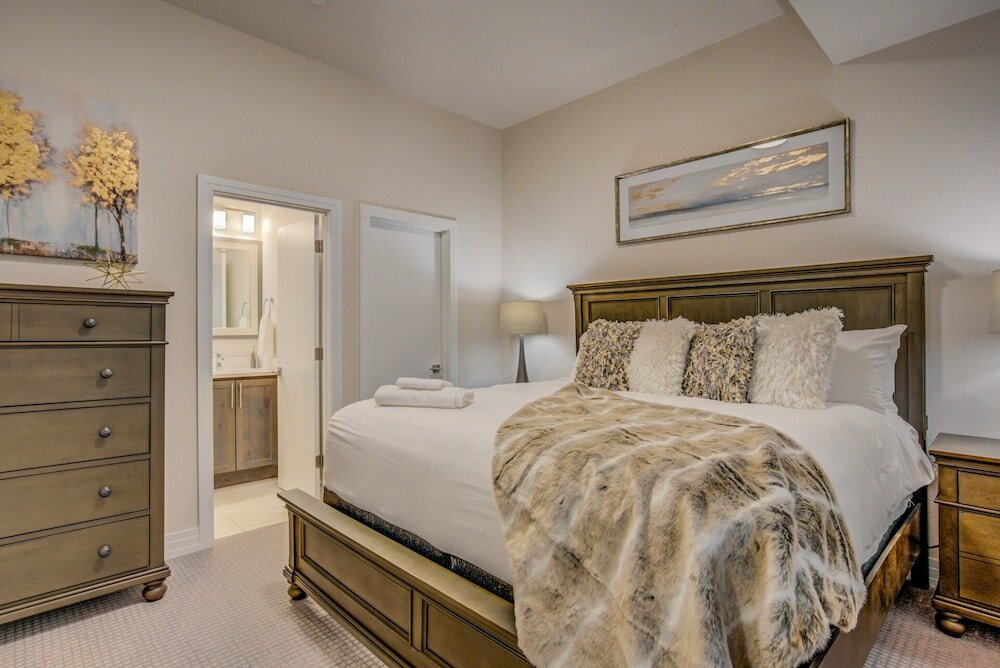 Фото Downtown Skyline Rooftop Patio Modern Townhome