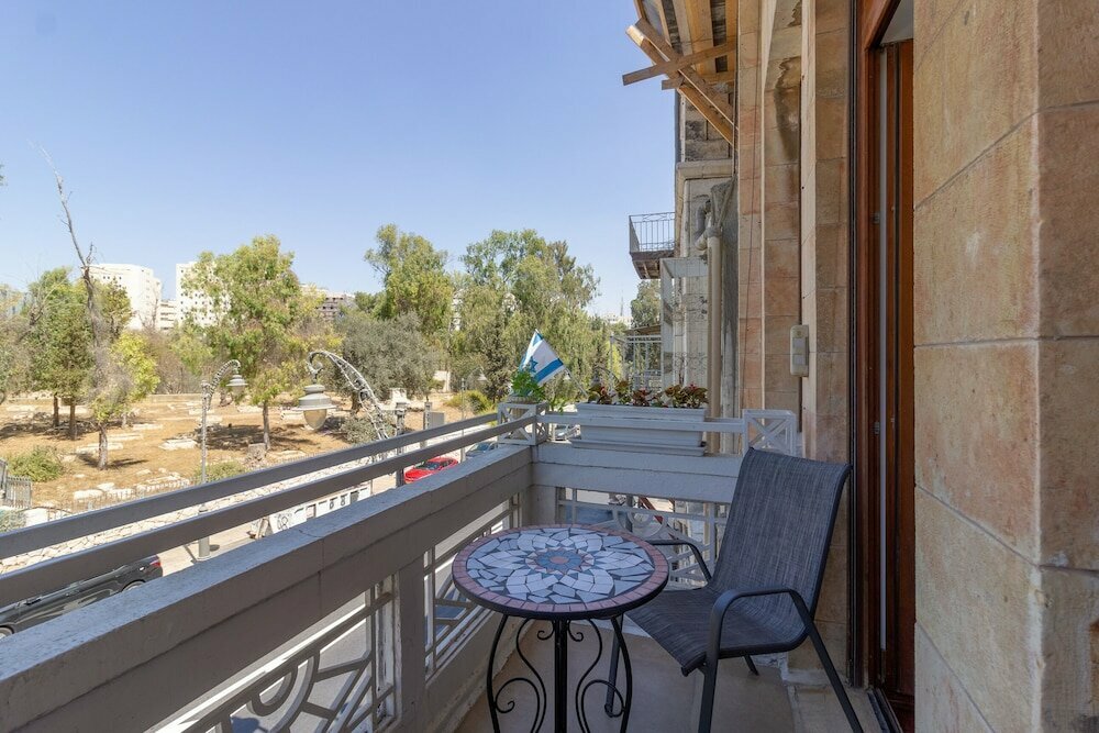 Short-term housing rental Art apartment in Mamila, Jerusalem, photo