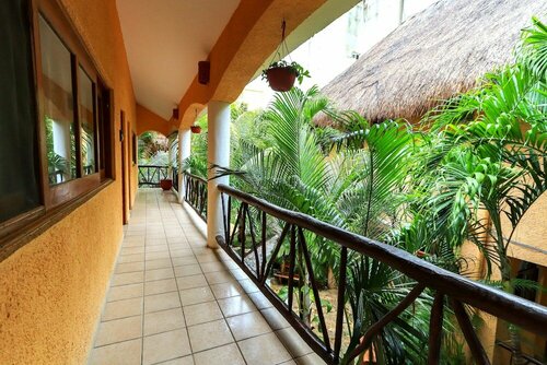 Гостиница Hotel Bosque Caribe, 5th AV Zone в Плая-дель-Кармен