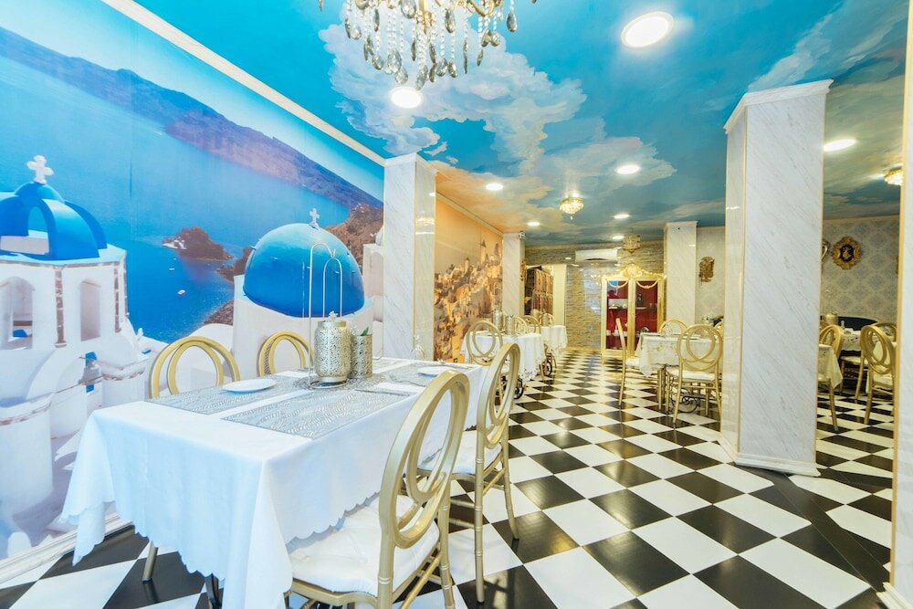 Фото RedDoorz Plus @ Aguirre Avenue Bf Homes