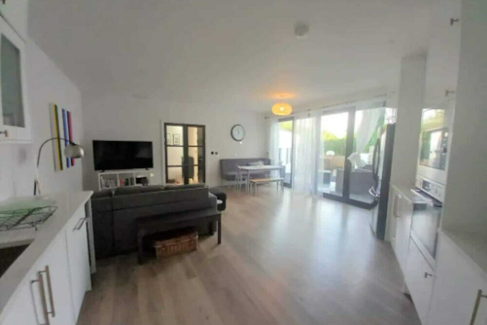 Фото Modern 3 Bedroom House With Stunning Views