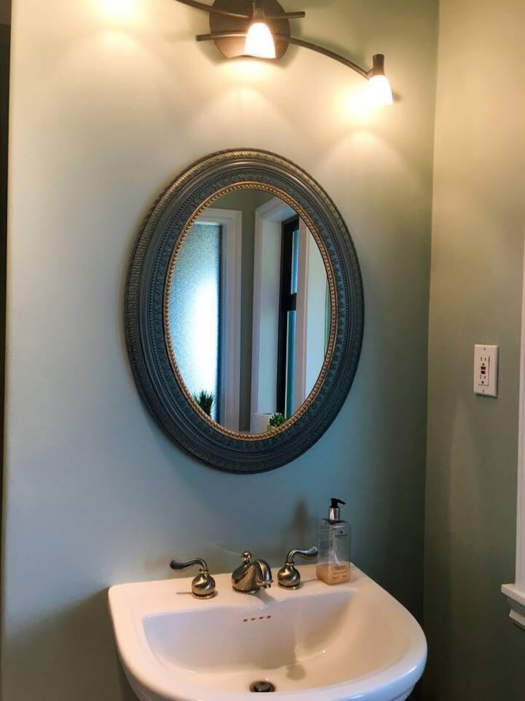 Фото A - Large Coastal Retreat