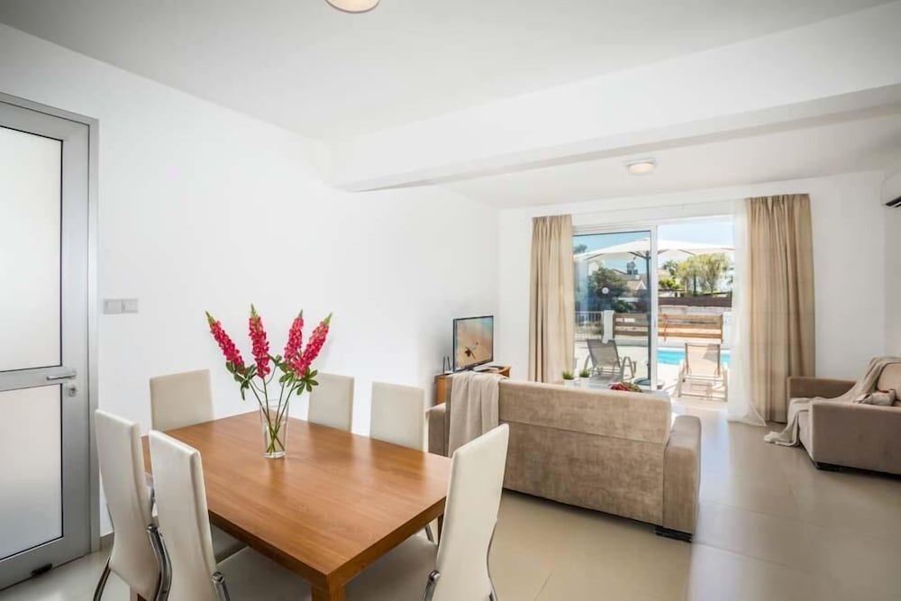 Фото Villa White Moonflower