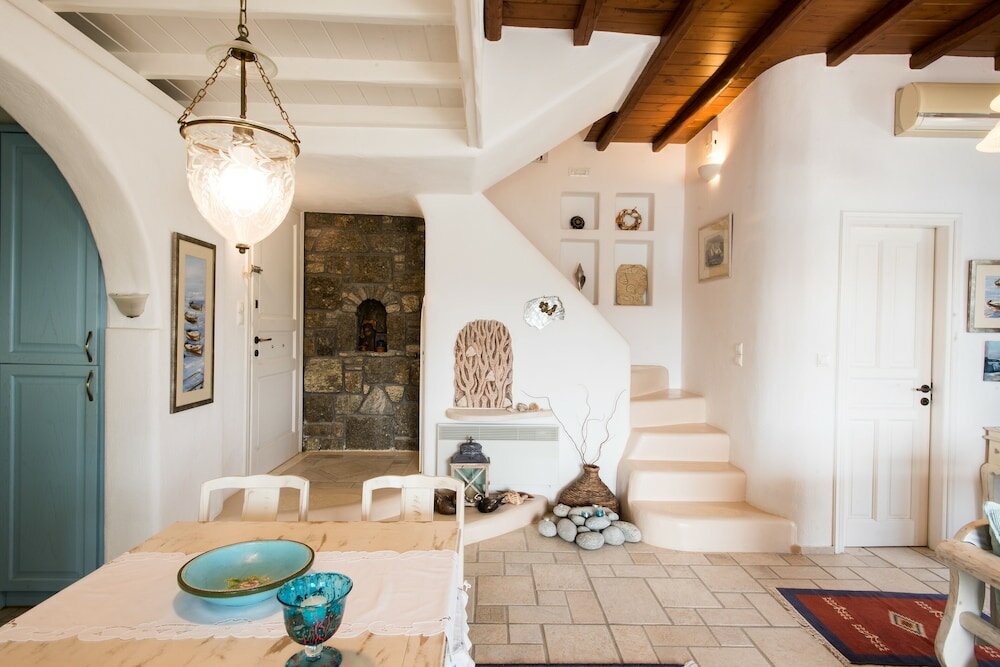 Фото Anemoessa House