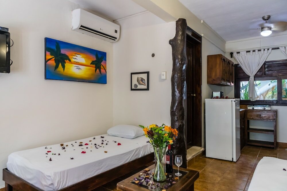 Фото Moonshine Hotel