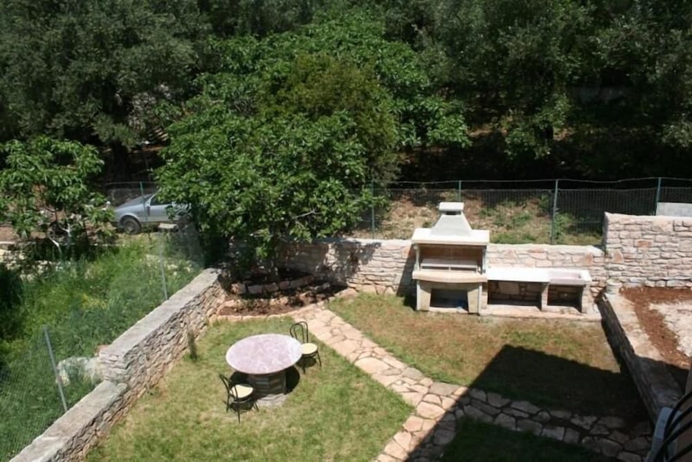 Фото Emily's Apartments