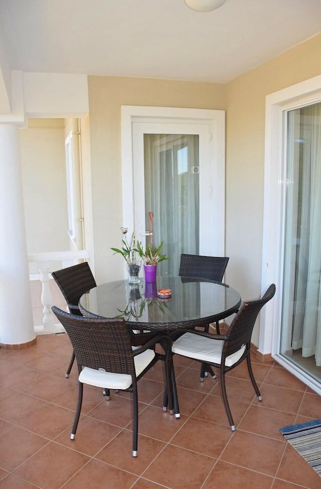 Фото Villa Th18 by JoyLettings