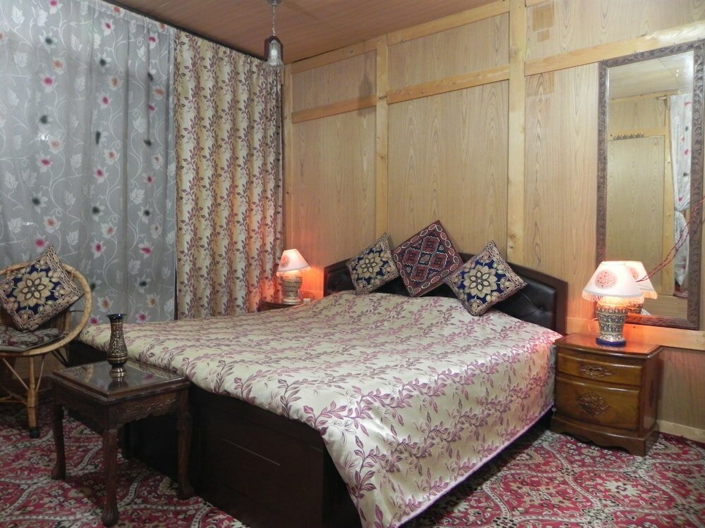 Фото Shabrose Heritage Houseboats