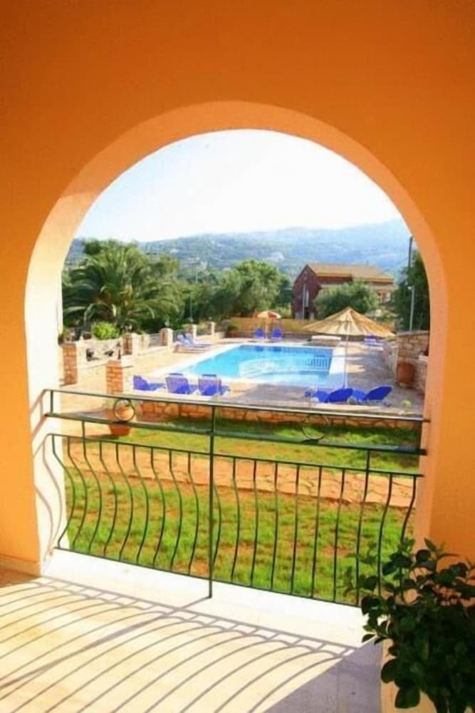 Фото Emily's Apartments