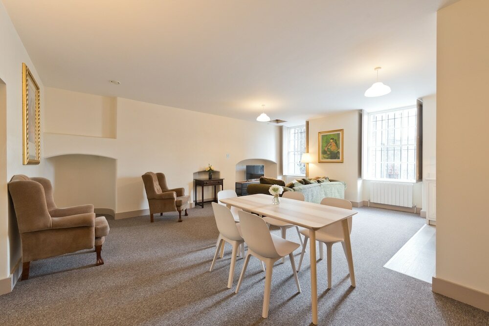 Фото Henrietta Suites City Centre