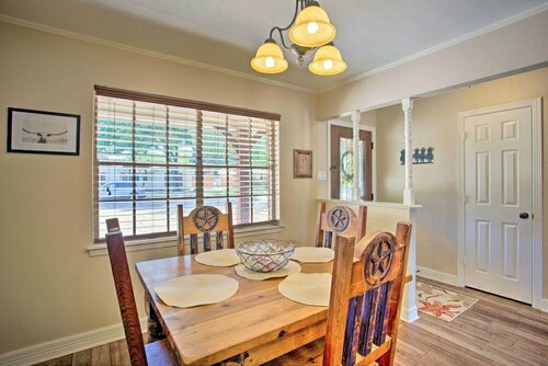 Гостиница Spacious Ranch Home in Historic Waxahachie! в Уаксахачи