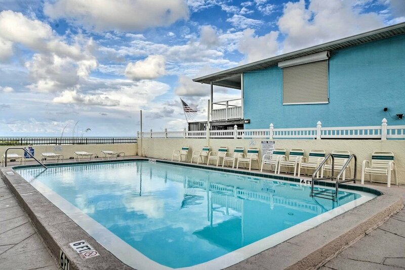 Гостиница Beachfront Madeira Beach Condo w Ocean Views в Сент-Питерсберге
