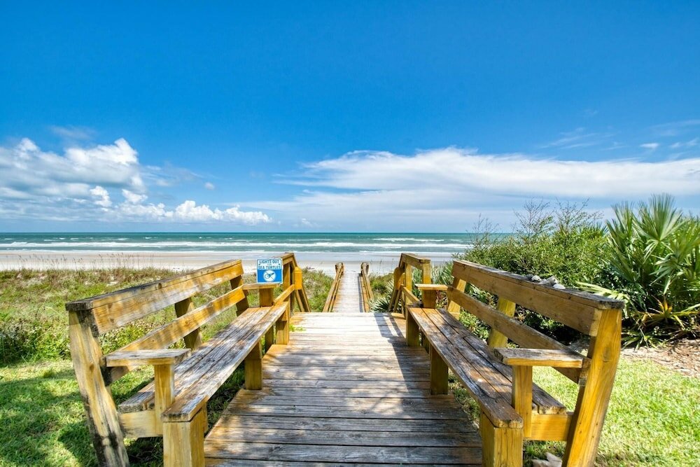 Фото Crescent Beach Condos