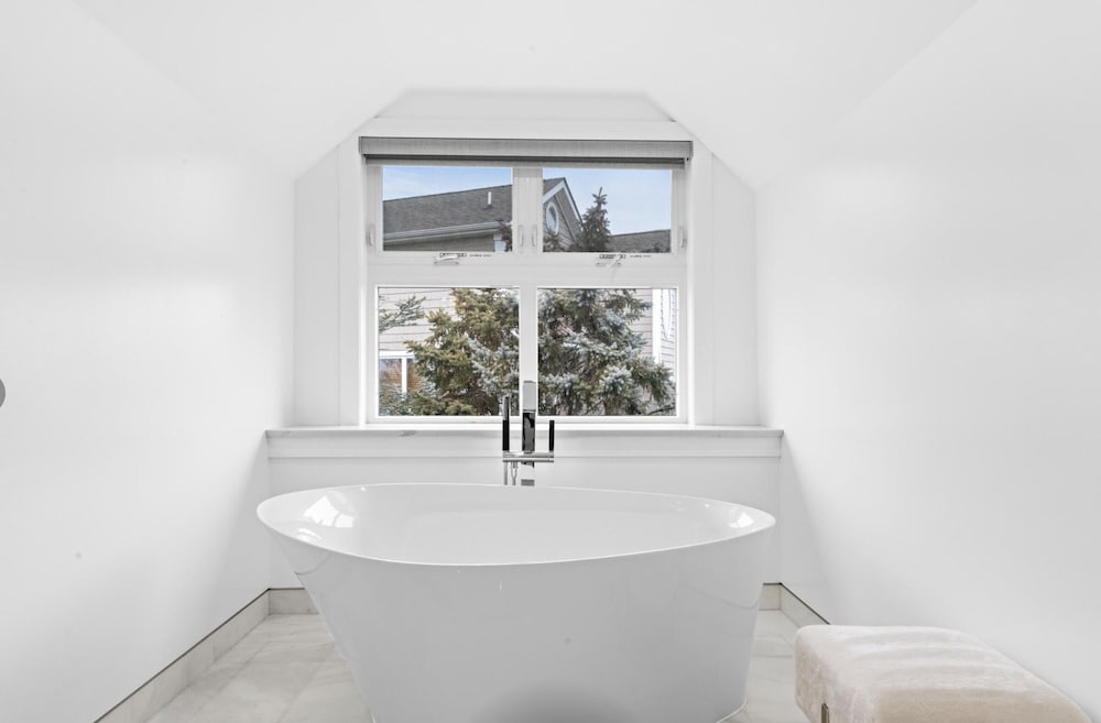 Фото Monmouth Beach 4br Villa on the Water