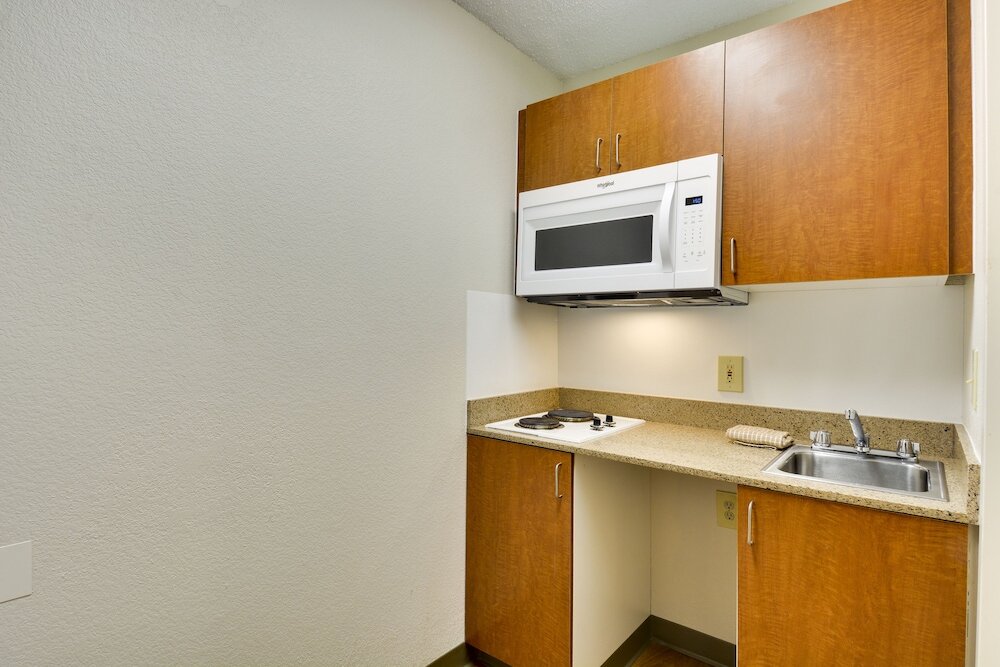 Фото HomeTowne Studios by Red Roof Austin