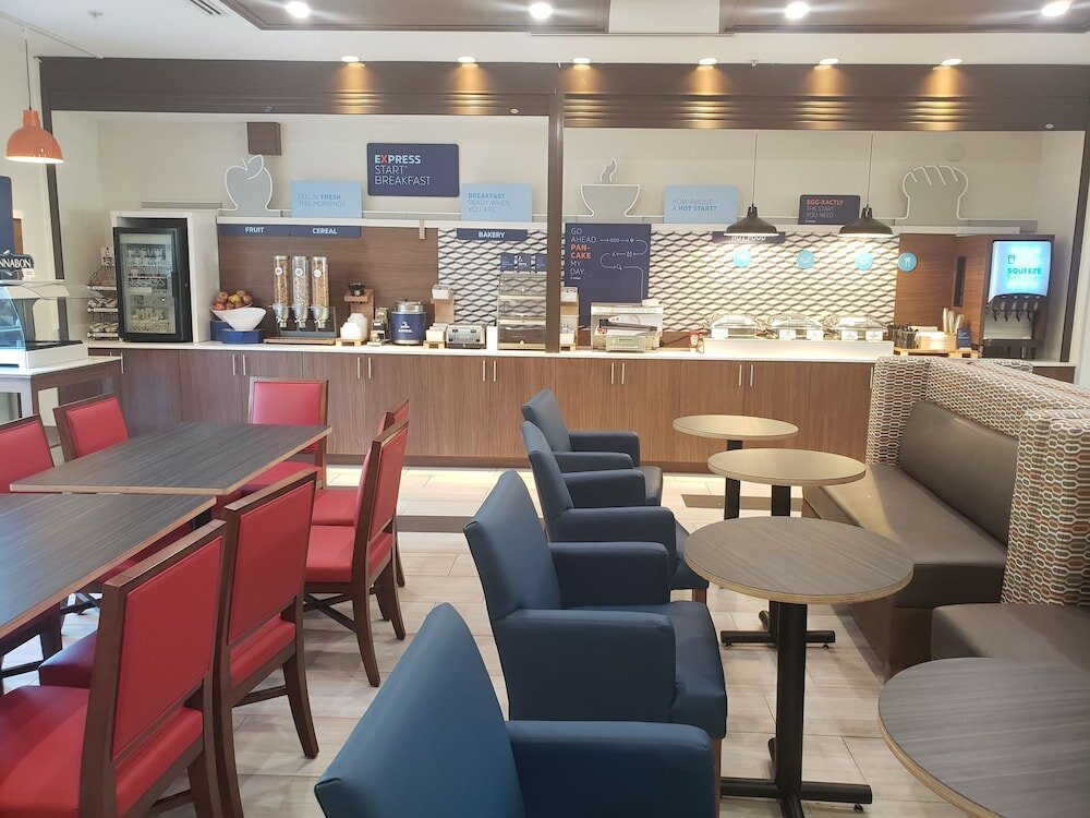 Фото Holiday Inn Express Tampa N I-75 - University Area, an Ihg Hotel