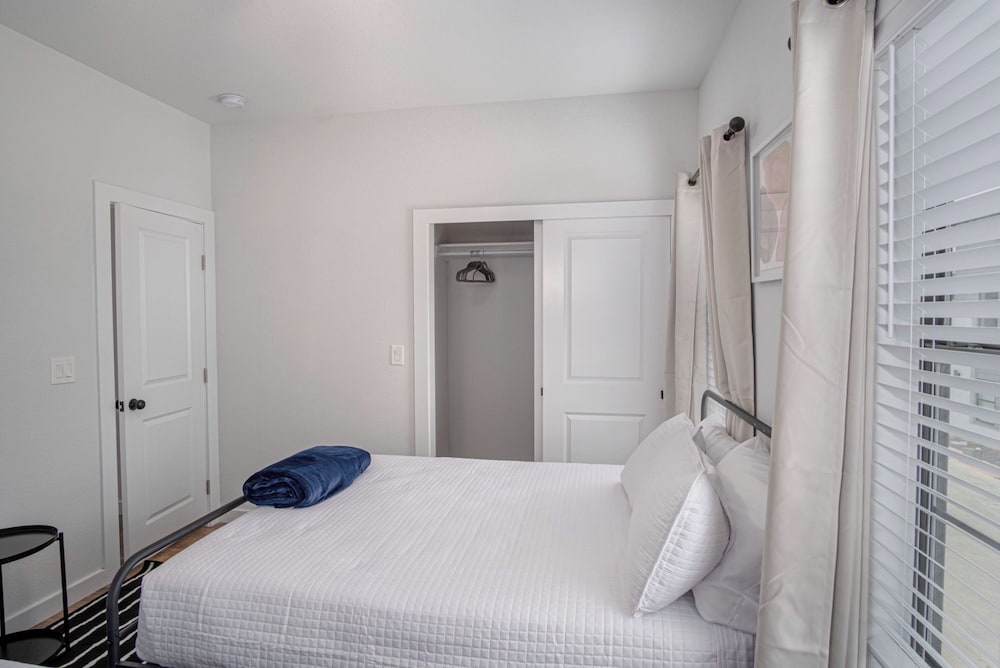 Фото State-of-the-art 3br/2.5ba Home Next to Downtown