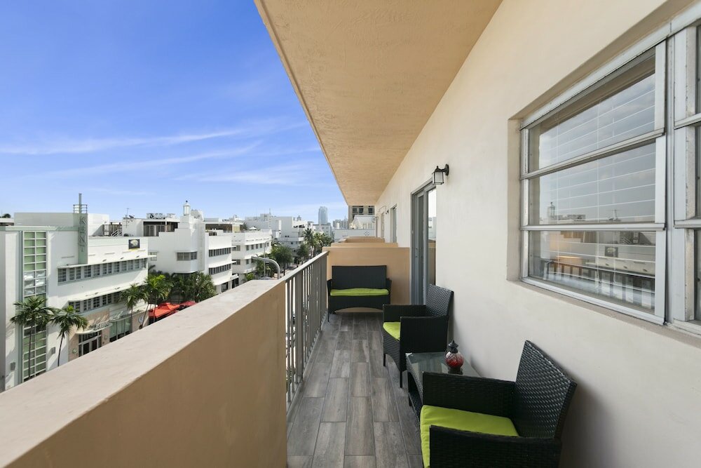 Фото 2Bed 2Bath with Patio on 11 Collins ave