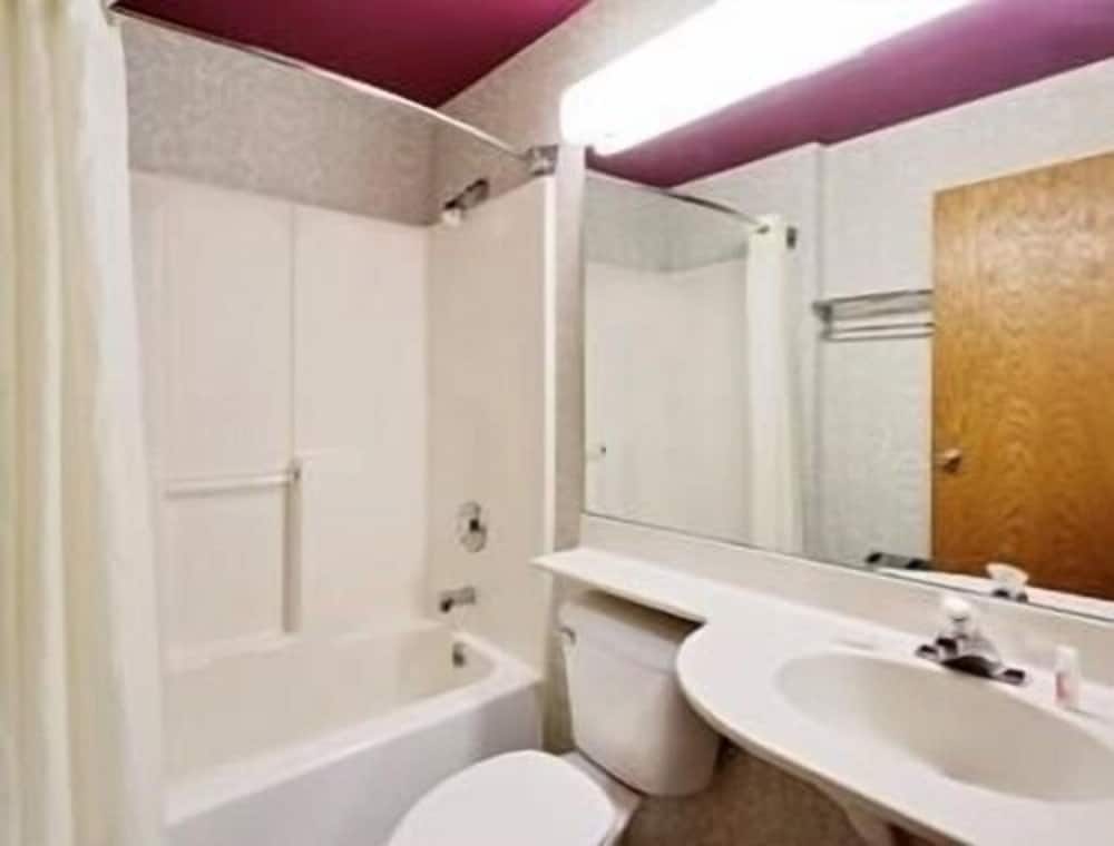 Фото Microtel Inn & Suites by Wyndham Madison East