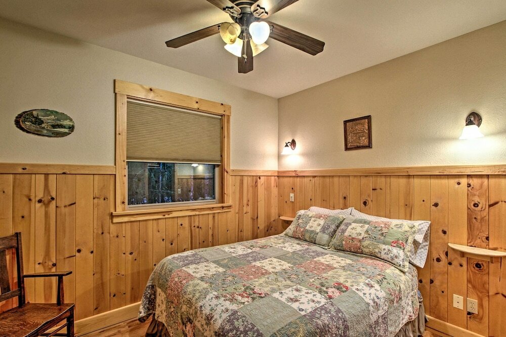 Фото Cabin + Studio: 5 Mi to Mt Rainier Nat'l Park