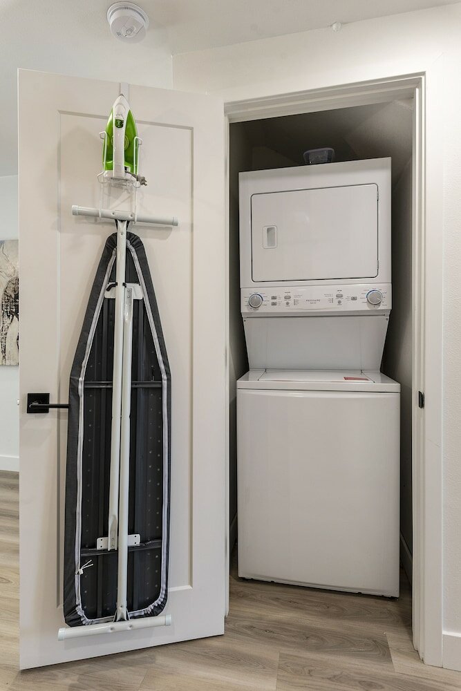 Фото Loren at The Sophia Heated Pool Gym