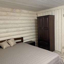 Фото Уютный домик в лесу у пруда