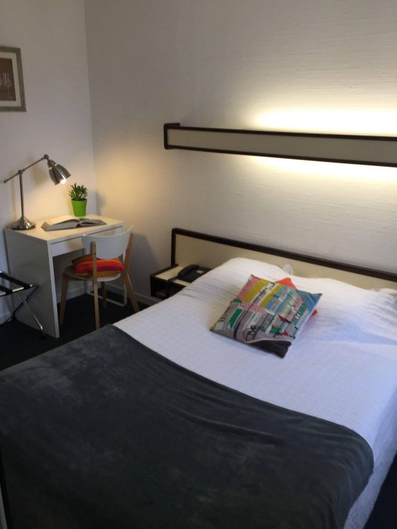 Фото Brit Hotel Des Grands Hommes Bordeaux Centre