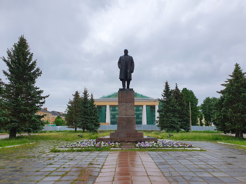 Памятник, мемориал В. И. Ленин, Сланцы, фото