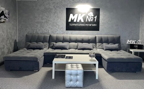 Uy atrofida yalangoch xotin