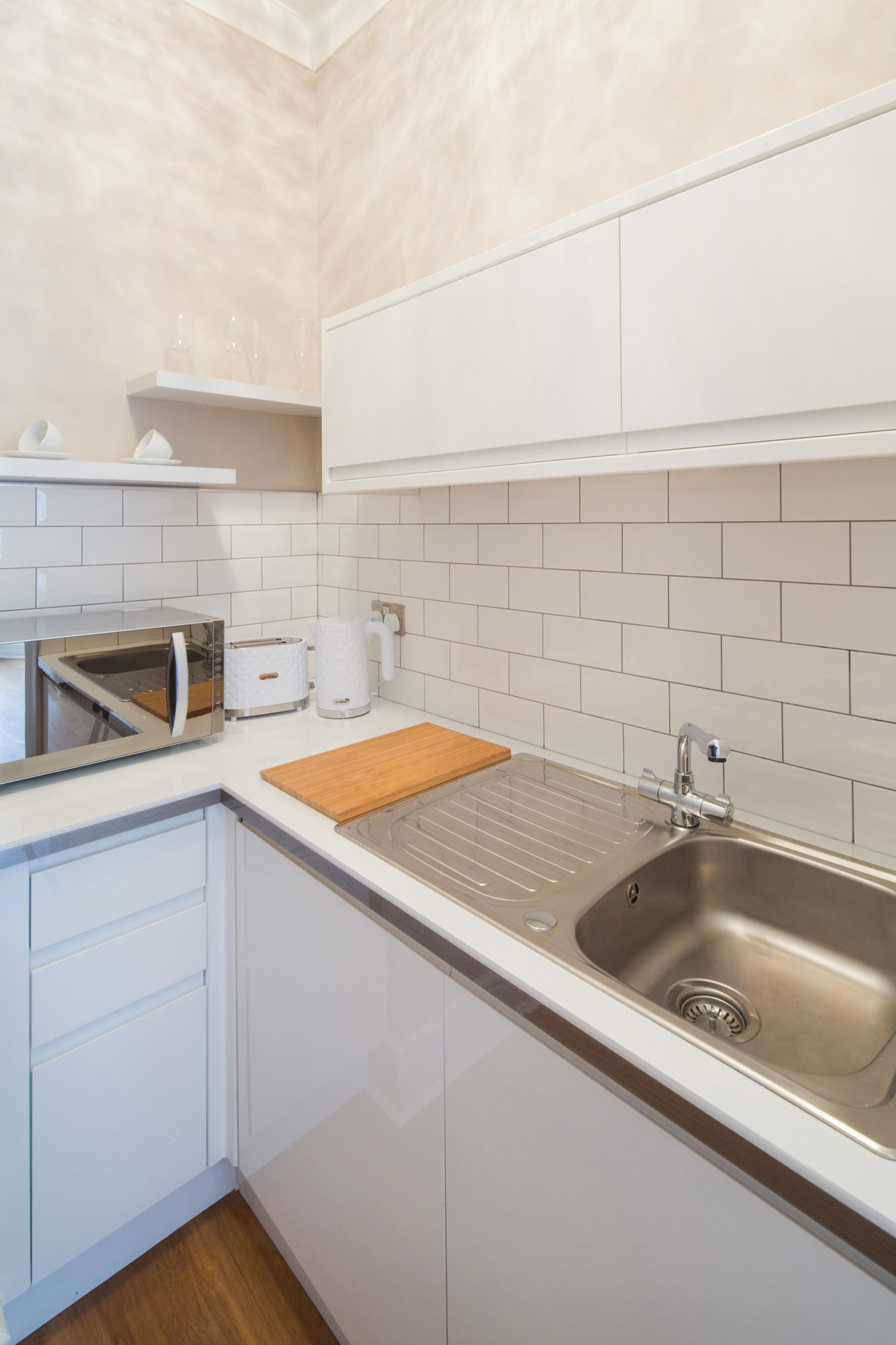 Фото Edinburgh Castle Apartments and Suites