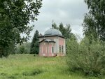 Chapel of St. Nicholas of Vologda (Govorovskiy proyezd, 2к1) ، مصلى كنسي، صليب تذكاري
