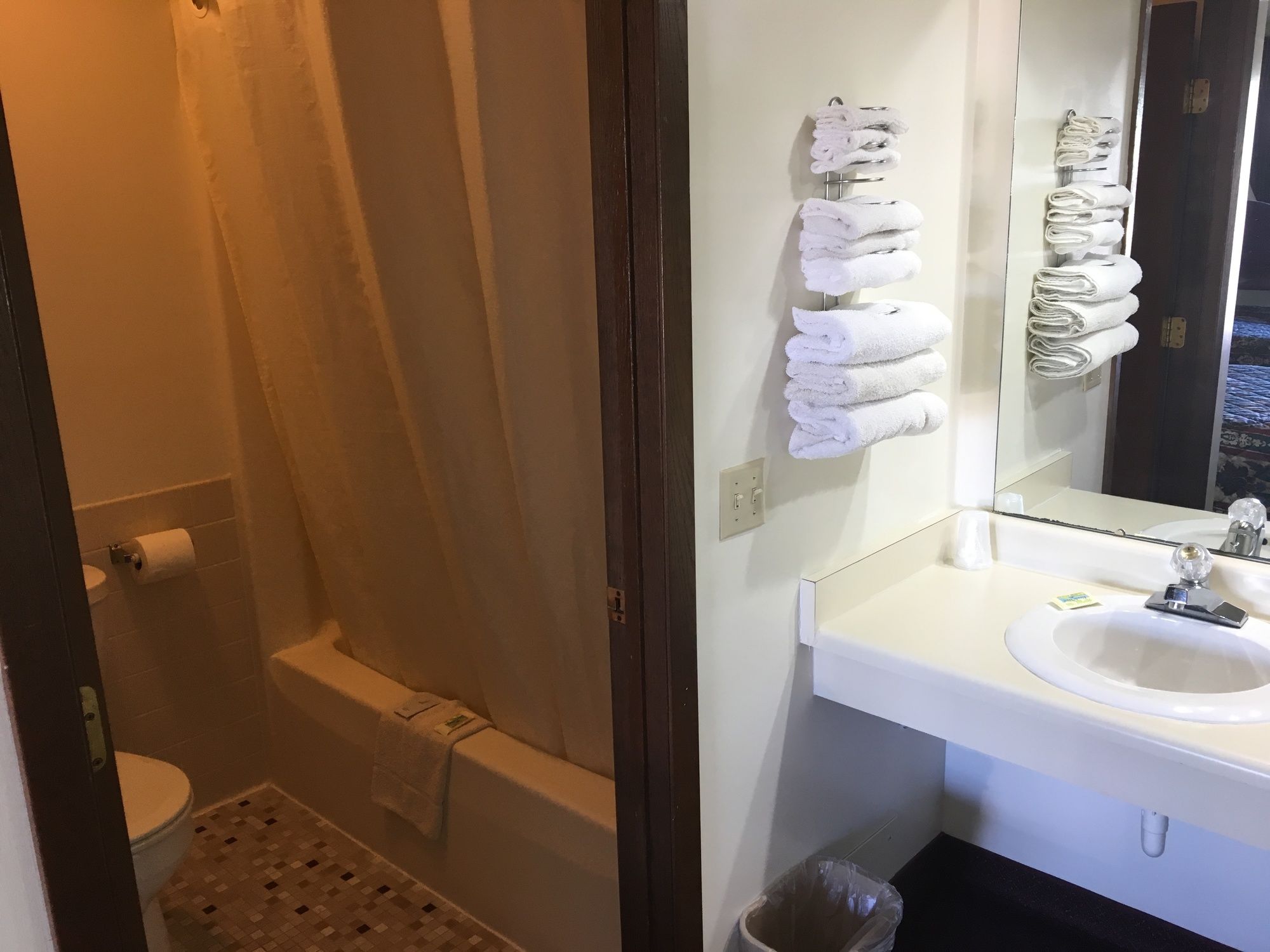 Фото Thunderbird Motor Inn Baraboo