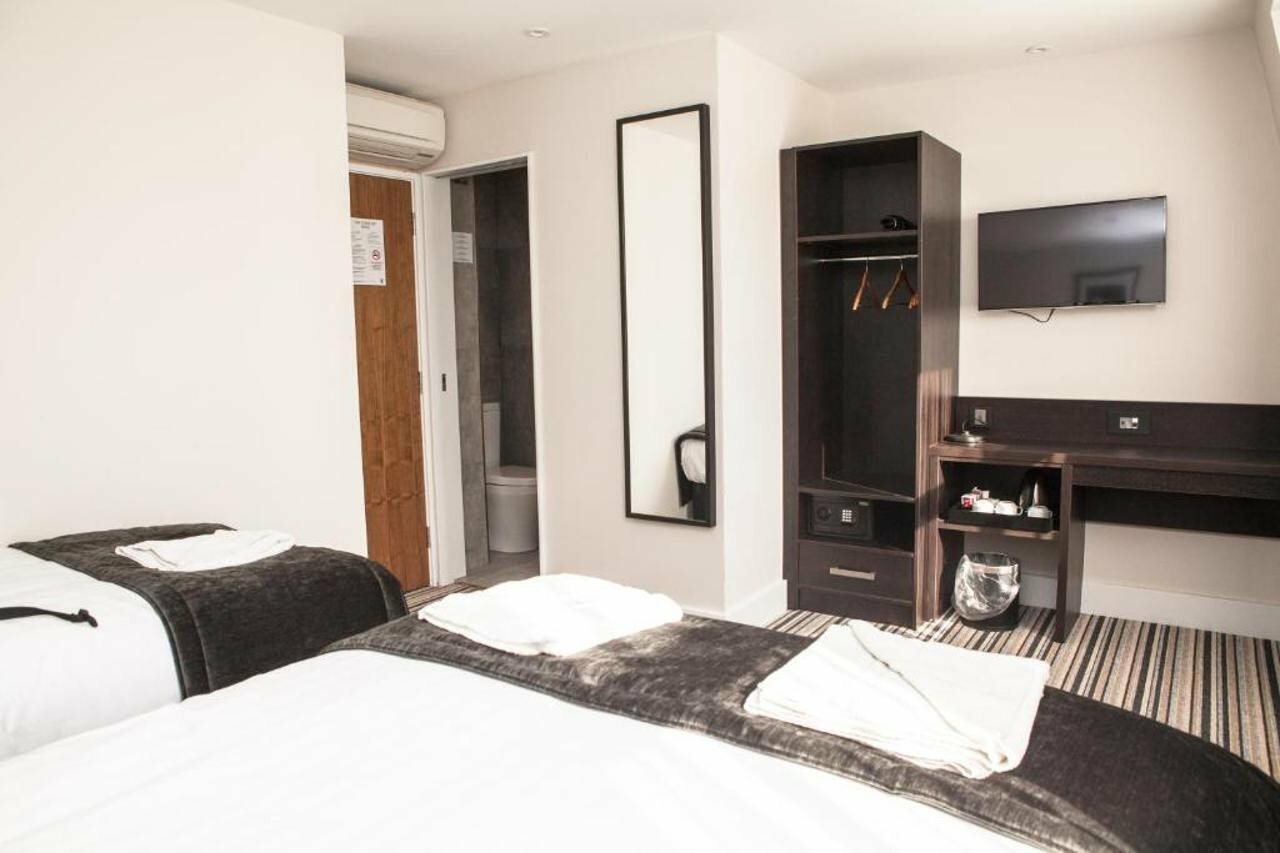 Фото The Tudor Inn Hotel