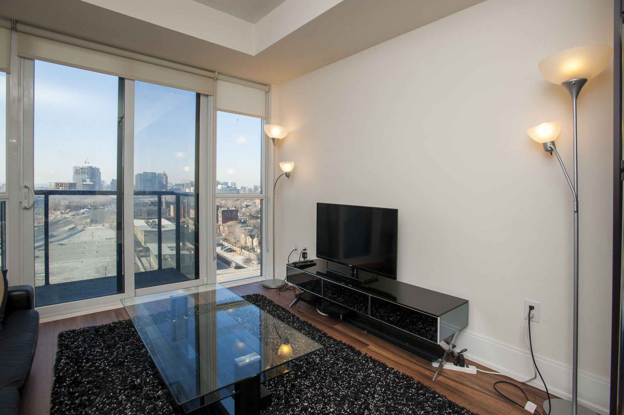 Фото Life Suites - Fort York Central Condo