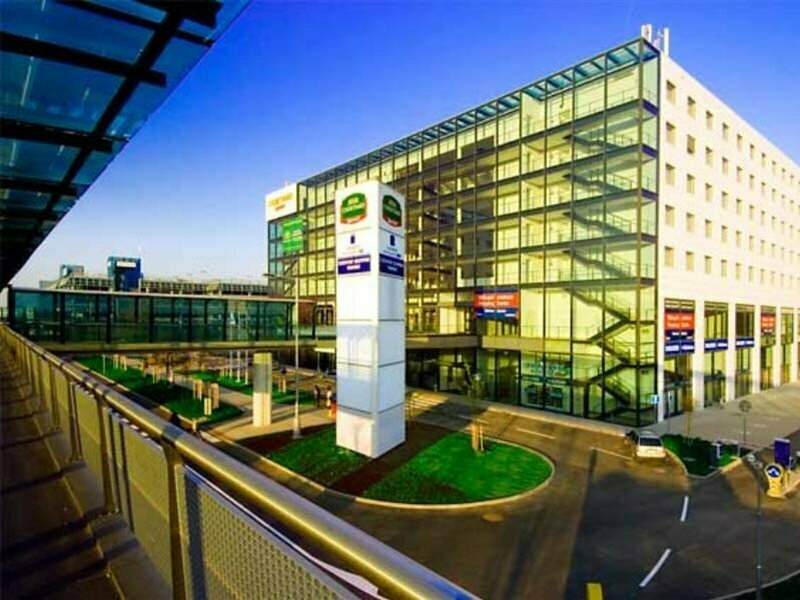 Гостиница Courtyard by Marriott Prague Airport в Праге