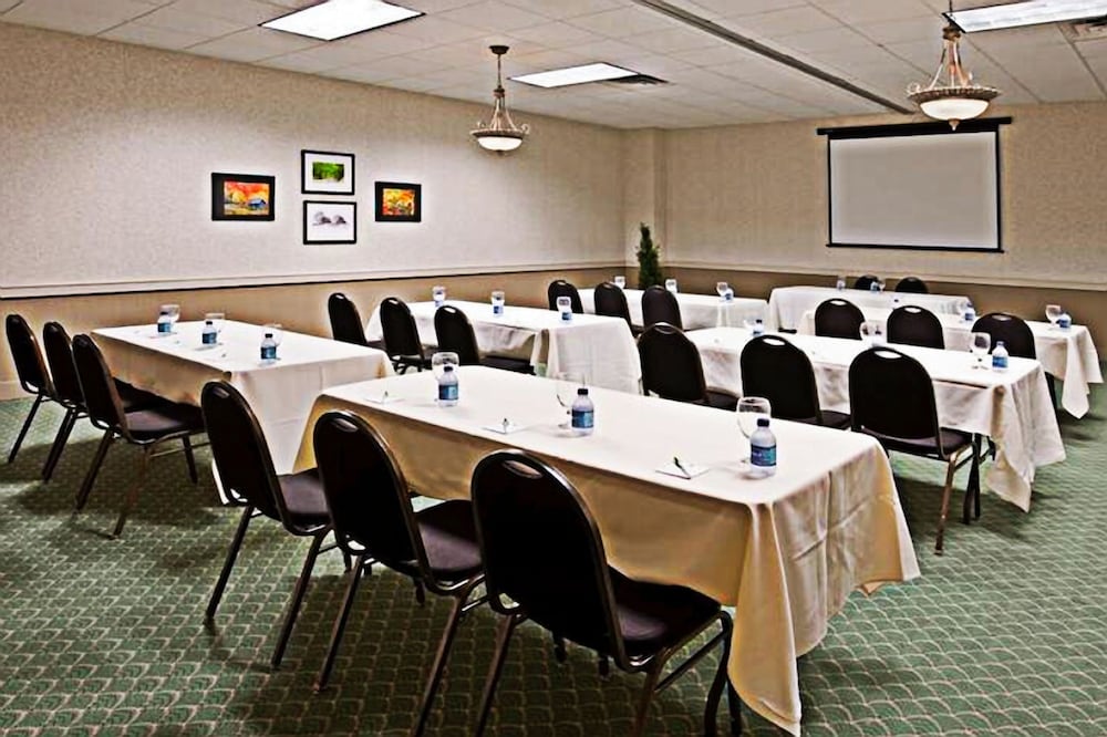 Фото Days Inn by Wyndham Warren