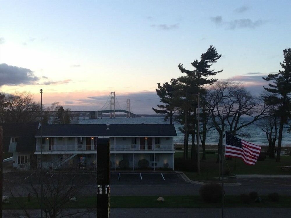 Фото Super 8 by Wyndham Bridgeview of Mackinaw City